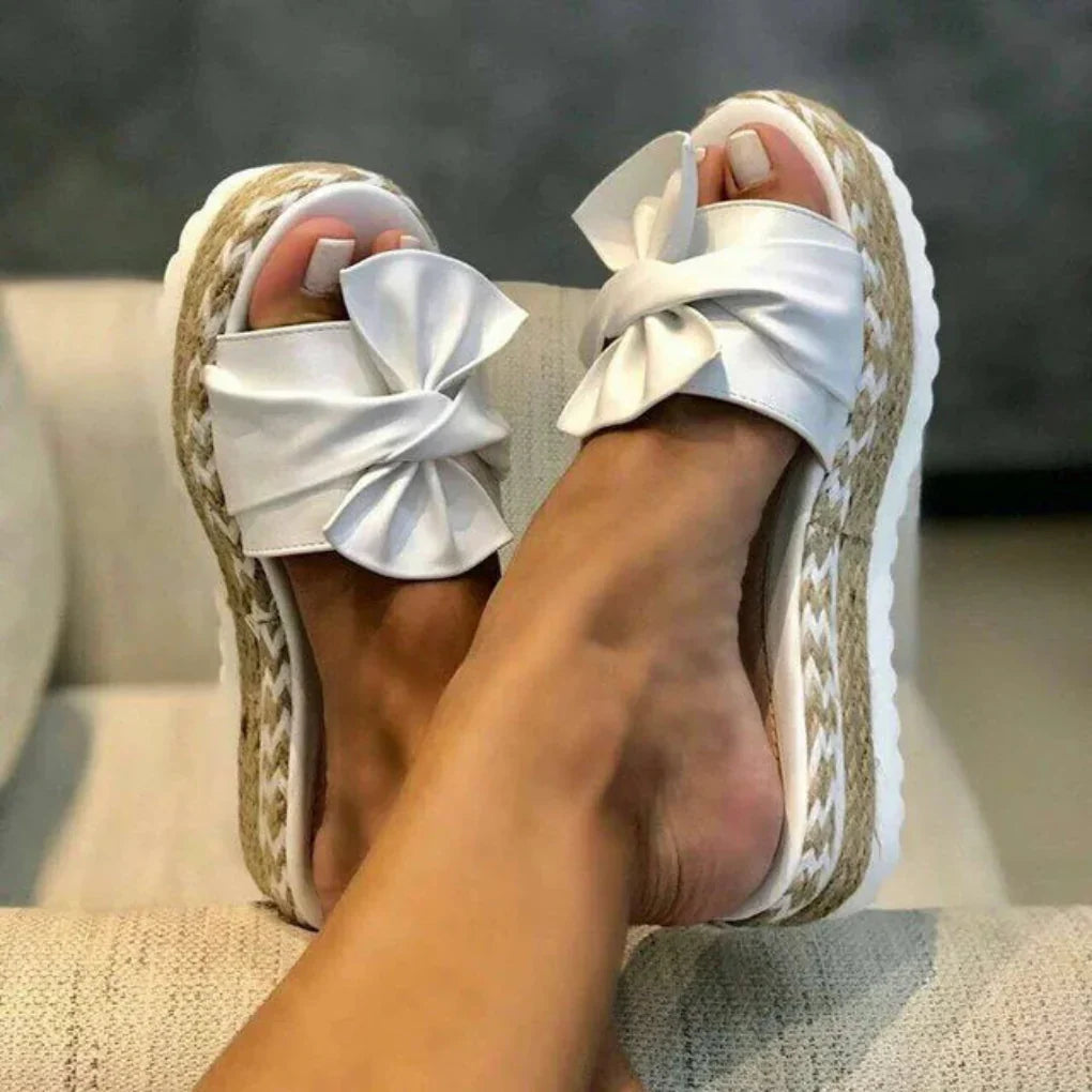 Paar offener Damen Plateau Sandalen mit breiter Schleife, komfortable Damenschuhe für warme Tage.