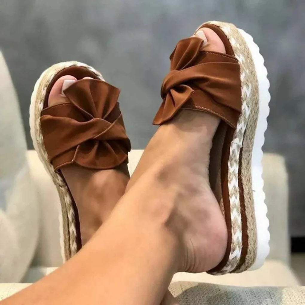 Modische Damen Plateau Slide Sandalen mit Schleife; vielseitige, bequeme Damenschuhe für Sommeroutfits.
