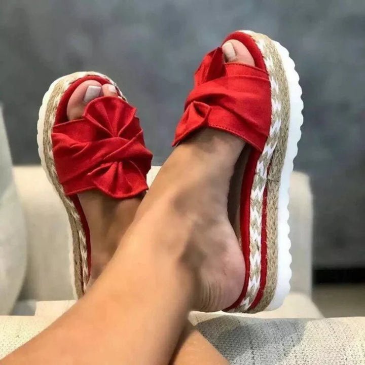 Nahaufnahme der Damen Plateau Slide Sandalen mit Schleife; bequeme, offene Damenschuhe für Freizeit.