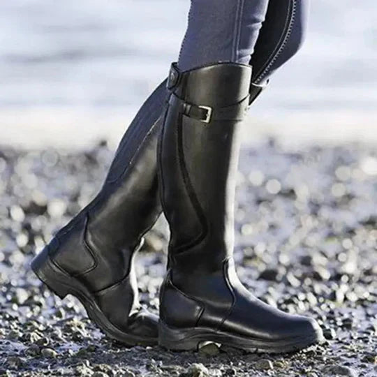 Damen Reitstiefel mit rutschfester Sohle für sicheren Halt bei Herbstwetter. Komfortabel und wasserdicht.