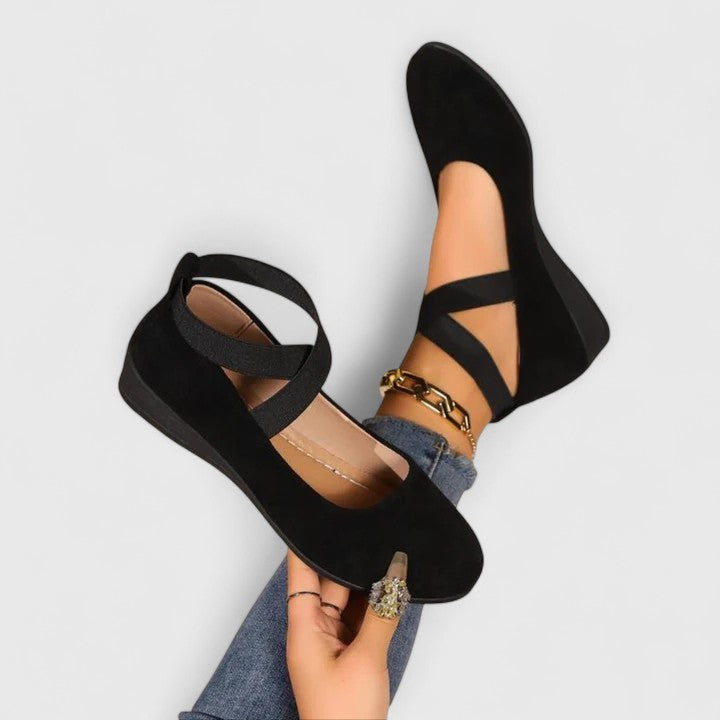 Elegante Damen Riemchen Wedges mit Rundspitze, ideal als bequemer Frühlingsschuh mit Keilabsatz.