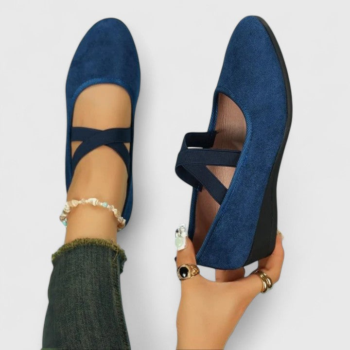 Bequeme Damen Wedges mit Riemchen, Rundspitze & Keilabsatz. Perfekt als elegante Alltagsschuhe für den Frühling.