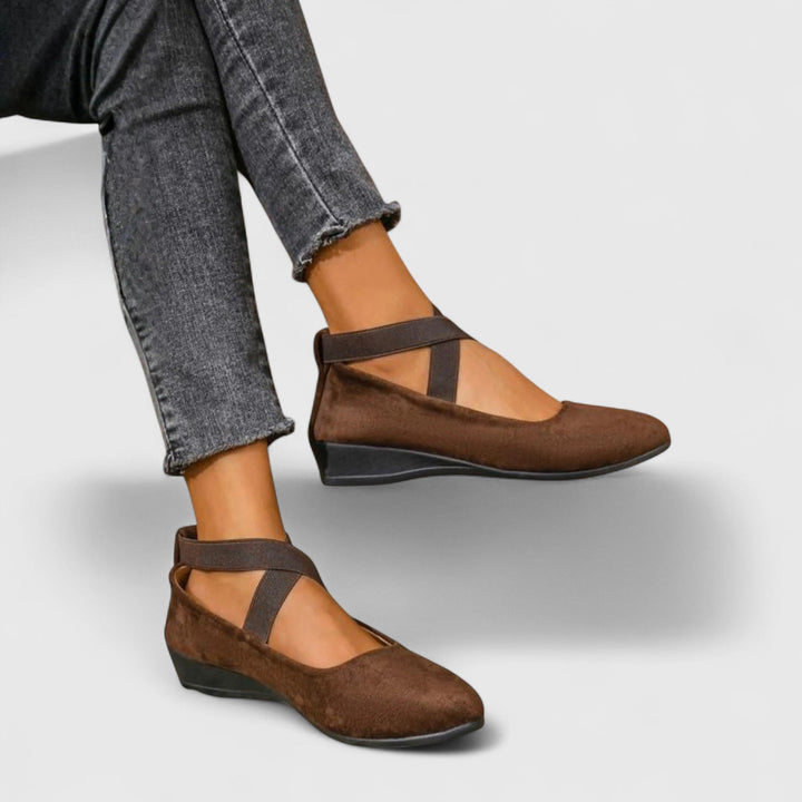 Nahaufnahme eleganter Damen Wedges mit Riemchen & Rundspitze. Komfortabler Keilabsatz Frühlingsschuh.