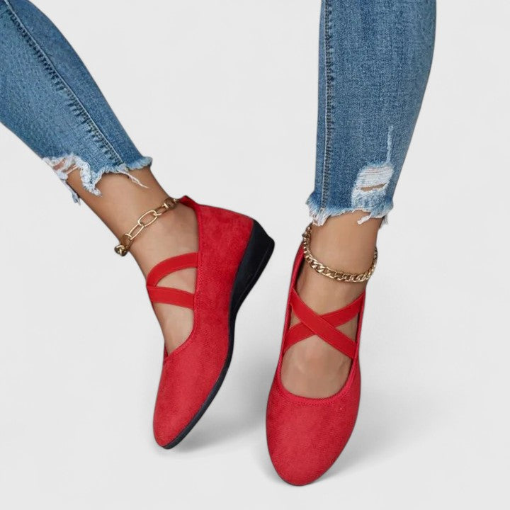 Damen Wedges mit Riemchen und Rundspitze am Fuß. Elegante & komfortable Keilabsatz Frühlingsschuhe für den Alltag.