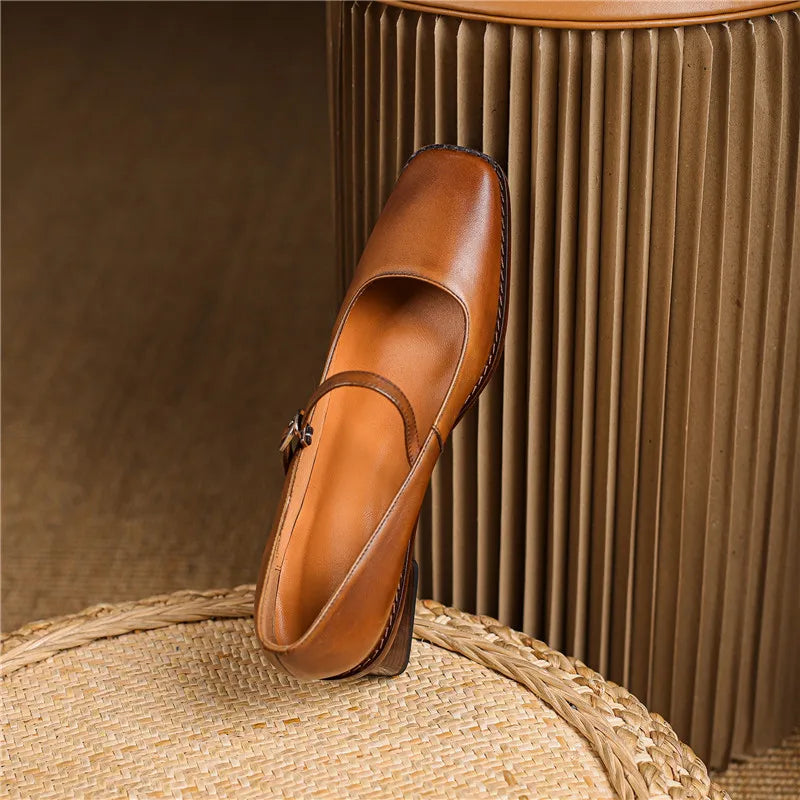 Zeitlose Damen Riemen Sandalen mit stabilem Blockabsatz. Elegant, bequem und ideal für warme Frühlingstage.