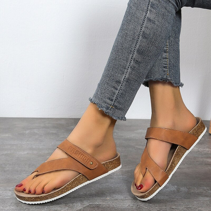 Elegante Damen Sandalen mit stylischen Kreuzriemen. Bequeme Sommer Freizeitschuhe für stilvollen Tragekomfort.