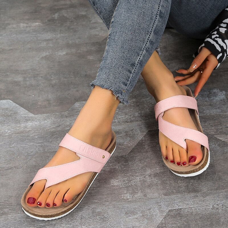Moderne Damen Sandalen mit Kreuzriemen-Design. Orthopädische Plateau Sandalen, die Eleganz und Komfort vereinen.