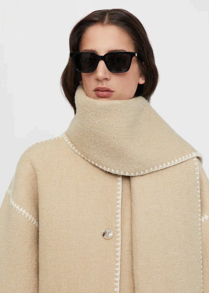 Damen Schaljacke: Eine warme, elegante Herbstjacke mit lockerer Passform für stilvolle Damen.