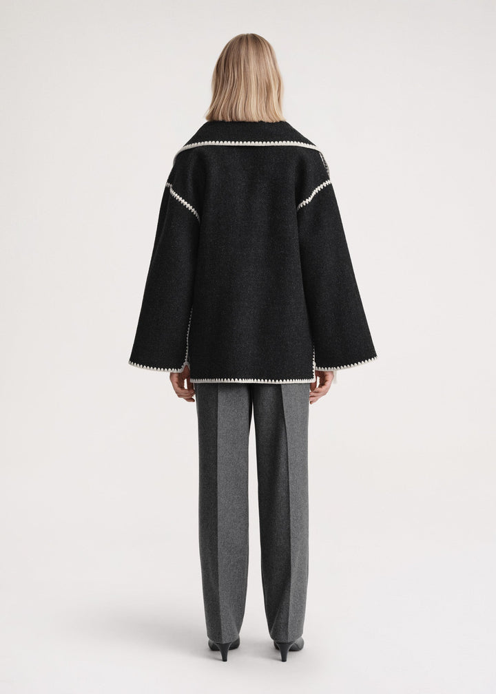 Dezente Damen Schaljacke, elegant für Herbst & Winter; gemütliche Warme Jacke in Damenmode-Stil.