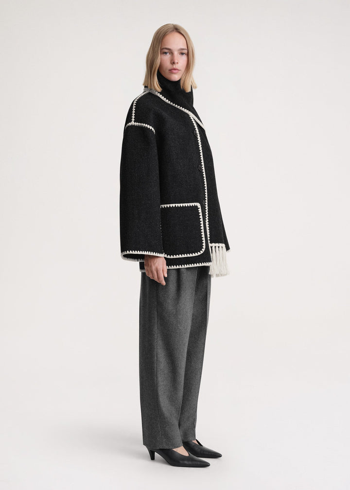 Vielseitige Damen Schaljacke für kalte Tage; stilvolle Herbst-/Winterjacke mit lockerer Passform.
