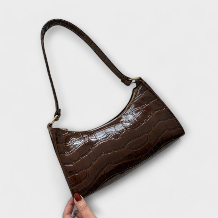 Robuste Damen Schultertasche, Kunstleder in Blau, als stilvoller Begleiter für den Sommer.