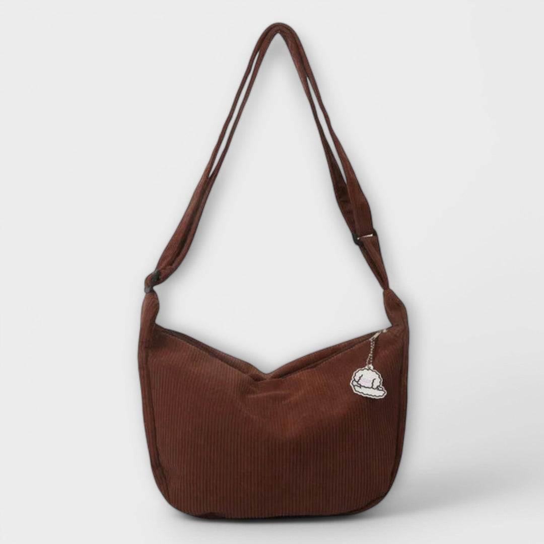 Damen-Accessoire: Moderne und elegante Schultertasche für stilvolle Sommer-Outfits.