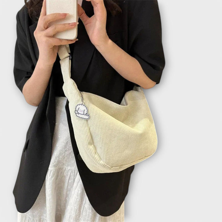 Stilvolle Schultertasche für Damen; perfekt als elegantes Sommer-Accessoire.