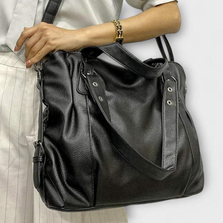 Braune Damen Schultertasche, elegant & zeitlos, stilvolles Accessoire für Sommeroutfits und Freizeit.