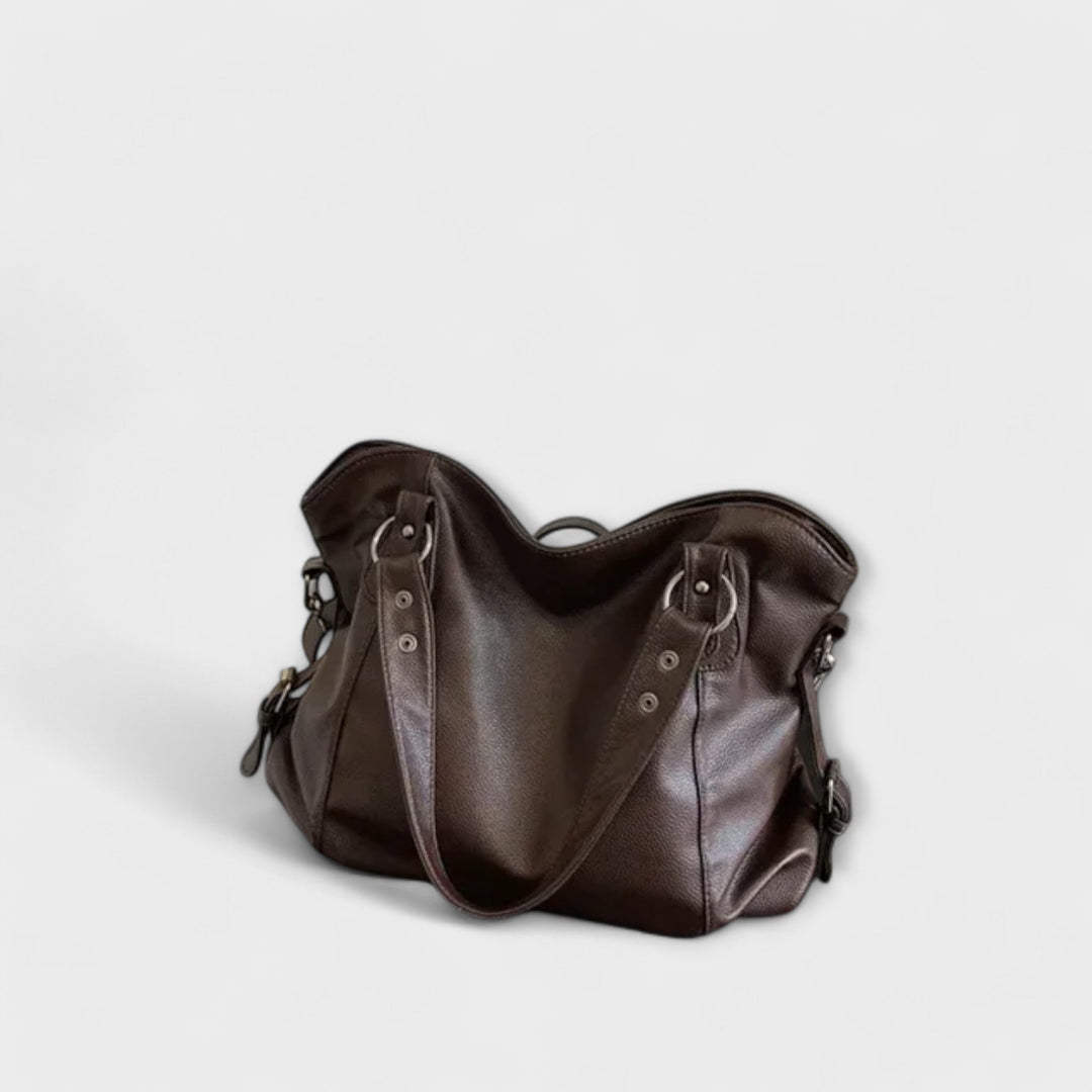 Modernes Damen Accessoire: elegante Schultertasche in schlankem Design. Perfekt für Sommer-Looks.
