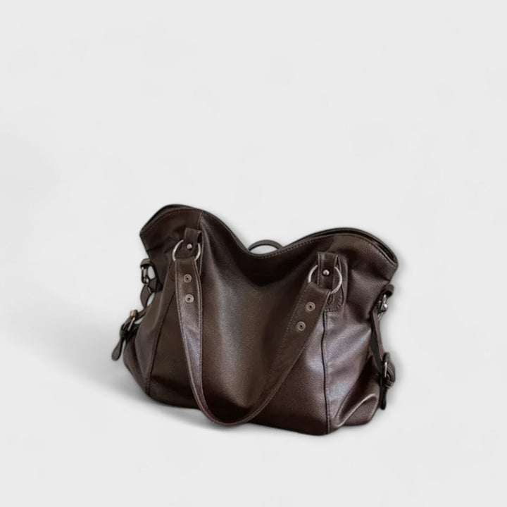 Modernes Damen Accessoire: elegante Schultertasche in schlankem Design. Perfekt für Sommer-Looks.