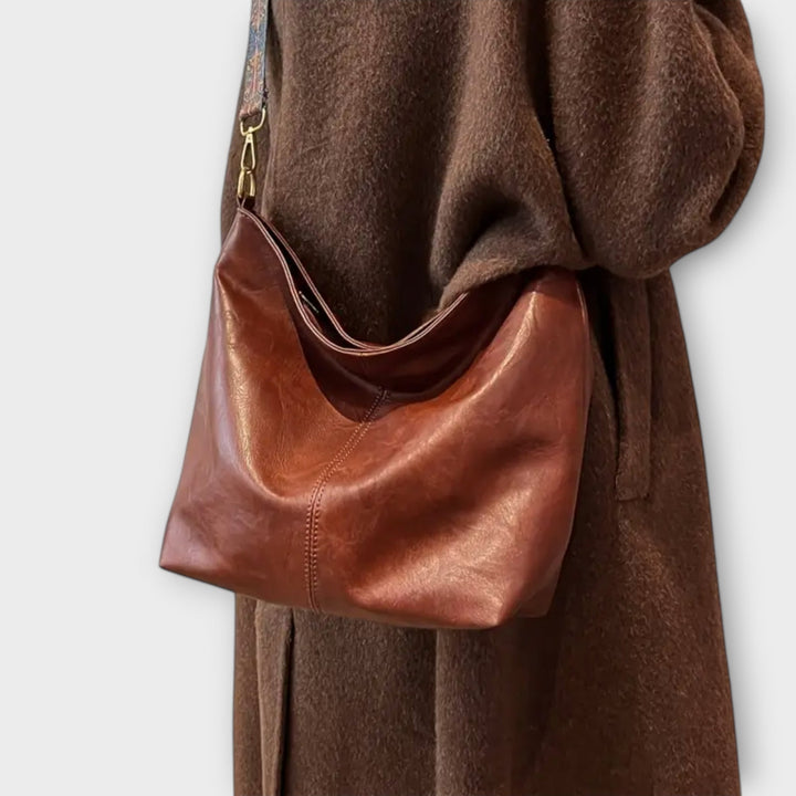Farbenfrohe Damen-Handtasche als Unikat mit speziellem Riemen, ideal für den Sommer.