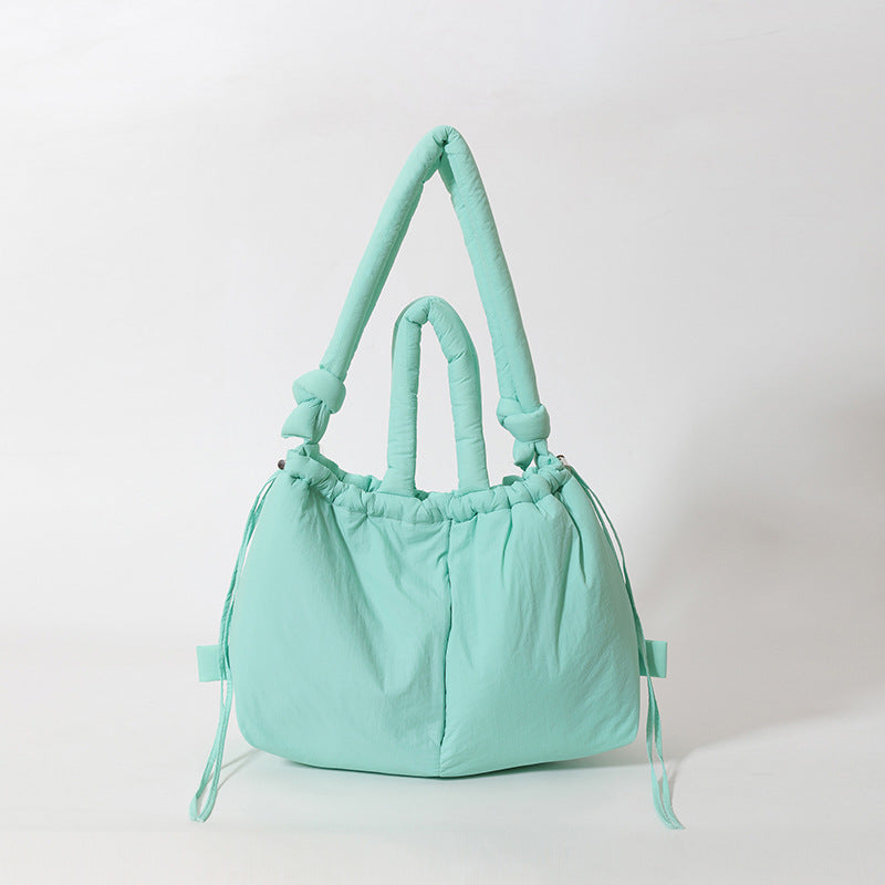 Detailansicht des robusten Tragegurtes einer Damen Schultertasche, unterstreicht Qualität und Komfort.
