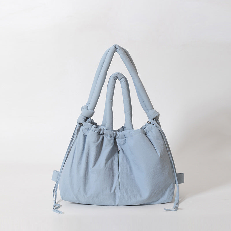 Innenansicht der geräumigen Damen Handtasche mit mehreren Fächern und Reißverschluss für Übersicht.