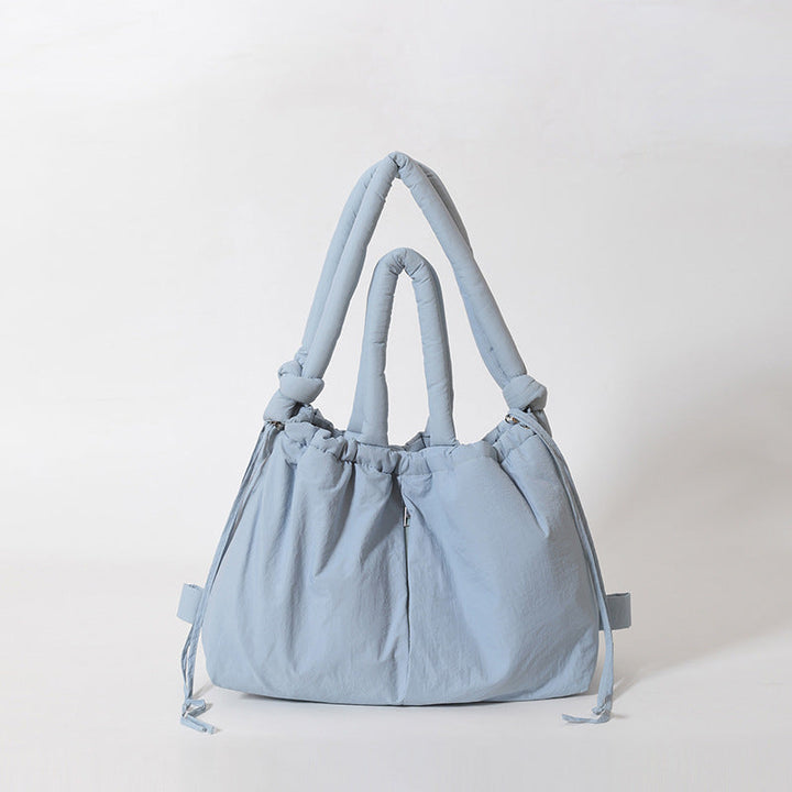 Innenansicht der geräumigen Damen Handtasche mit mehreren Fächern und Reißverschluss für Übersicht.