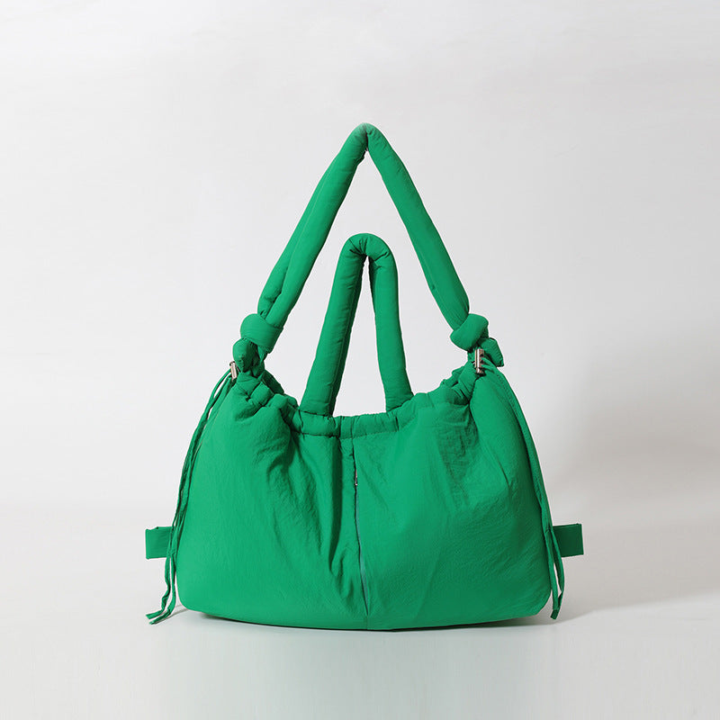Elegante Damen Schultertasche in zeitlosem Braun, perfekt als Accessoire für Herbstoutfits.