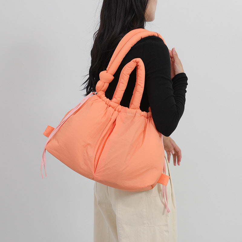 Geräumige Damen Handtasche für den Alltag. Bietet Platz für alle Essentials, mit praktischem Organizer.