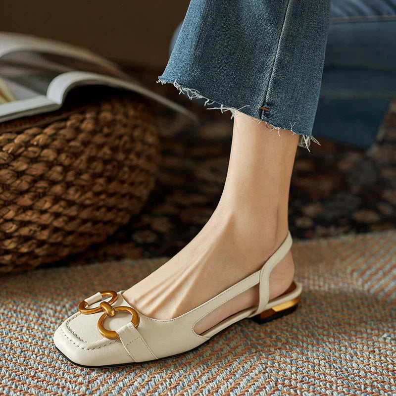 Moderne Damen Slingback Flats mit dezentem Fersenriemen und bequemem niedrigem Absatz, perfekte Frühlingsbegleiter.