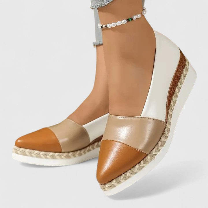 Frühlingshafte Damen Keilabsatzschuhe, spitze Zehe, Slip-On für mühelosen Komfort und Eleganz.
