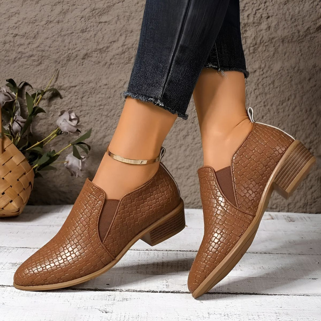 Detailaufnahme des Komfort-Absatzes der eleganten Slip-On Damenschuhe, stabil, bequem und stilvoll.