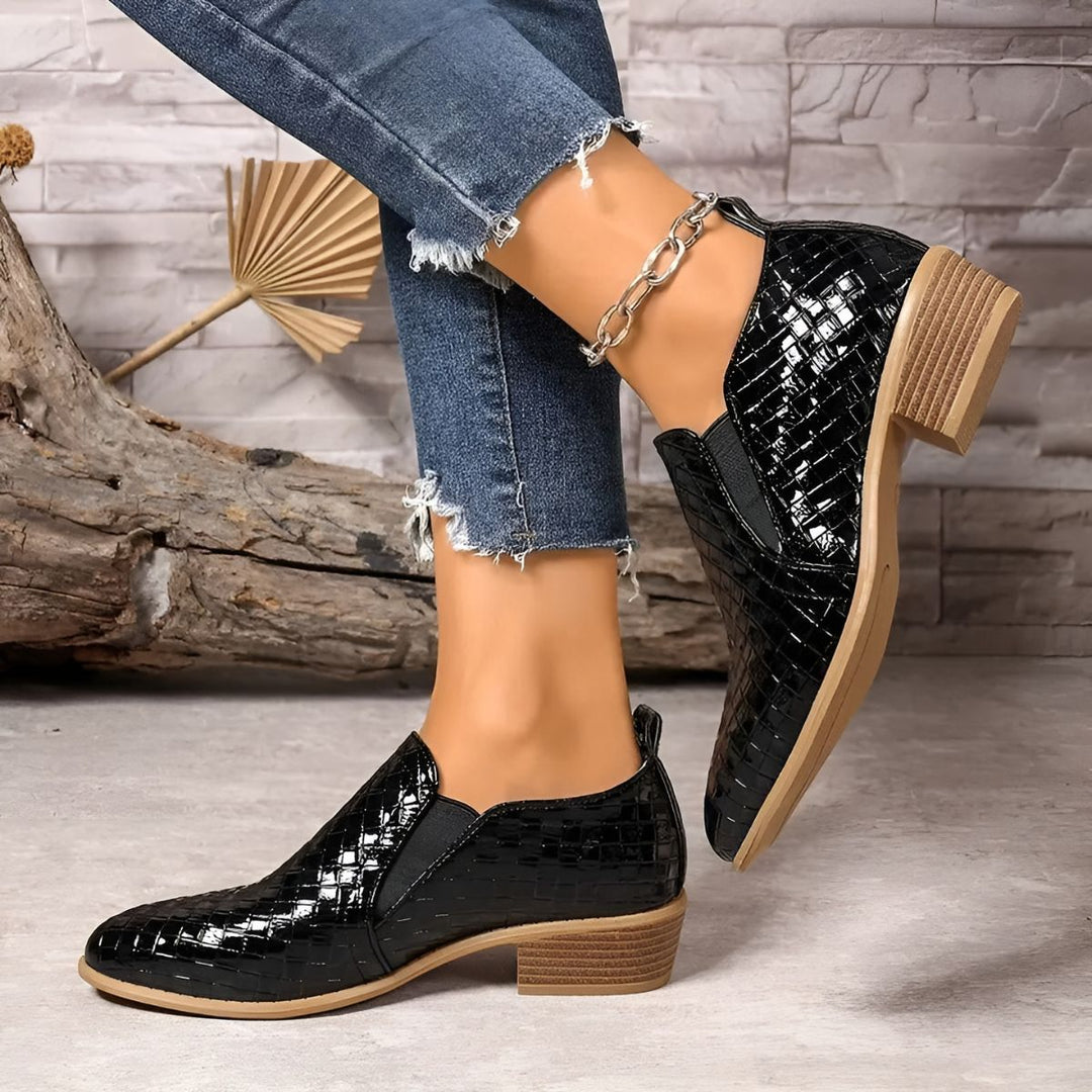 Bequeme Slip-On Damenschuhe mit stabilem Komfort-Absatz, ideal für lange Tage im Büro oder Freizeit.