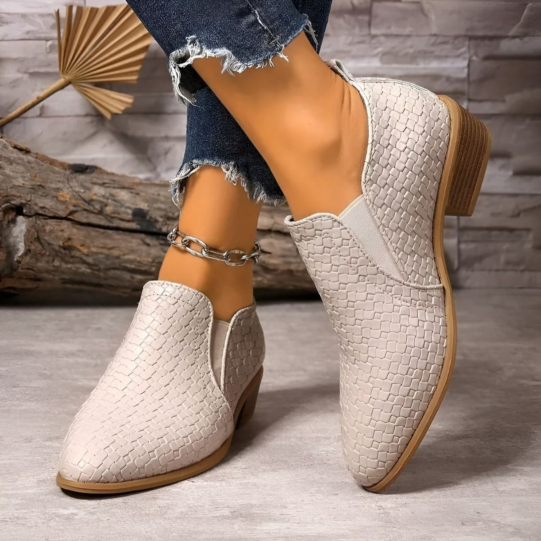 Seitenansicht elegante Damen Slip-On Schuhe mit breitem Komfort-Absatz, ideal für Alltag & Komfort.