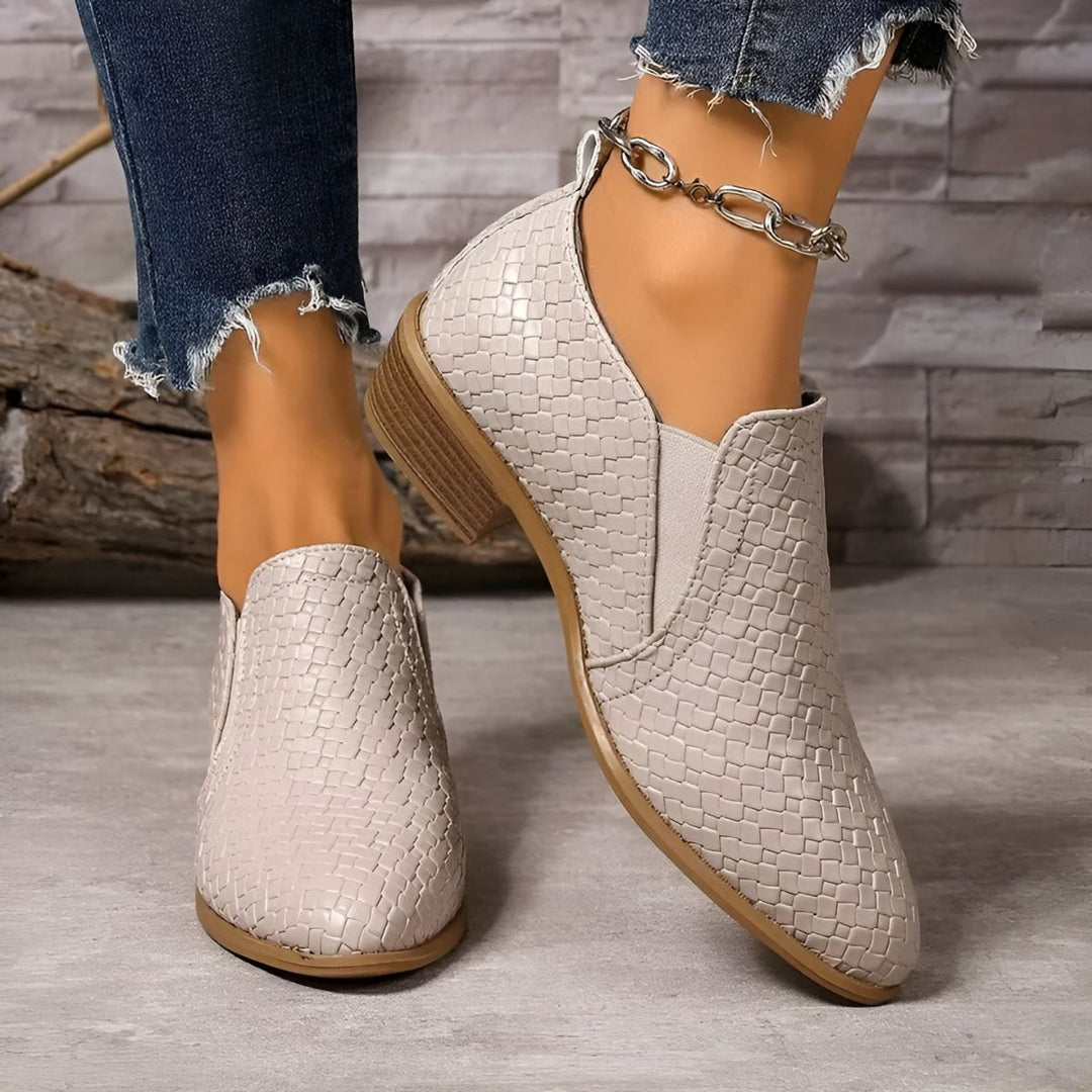 Nahaufnahme elegante Damen Slip-On Schuhe, frontaler Blick auf bequeme Komfort-Absatzschuhe, Damenschuhe.