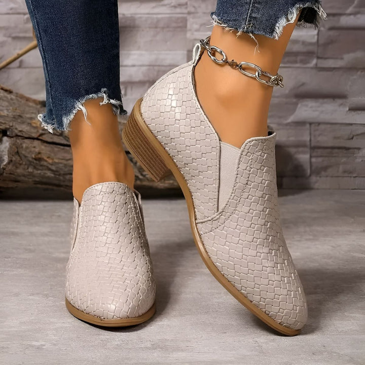 Nahaufnahme elegante Damen Slip-On Schuhe, frontaler Blick auf bequeme Komfort-Absatzschuhe, Damenschuhe.