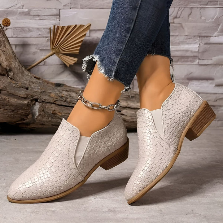 Rückansicht der eleganten Damen Slip-On Schuhe mit stabilem Komfort-Absatz, modisch & für alle Outfits.