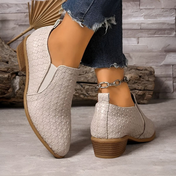 Elegante Slip-On Damenschuhe mit Komfort-Absatz am Fuß, perfekt für Business-Mode & komfortablen Stil.