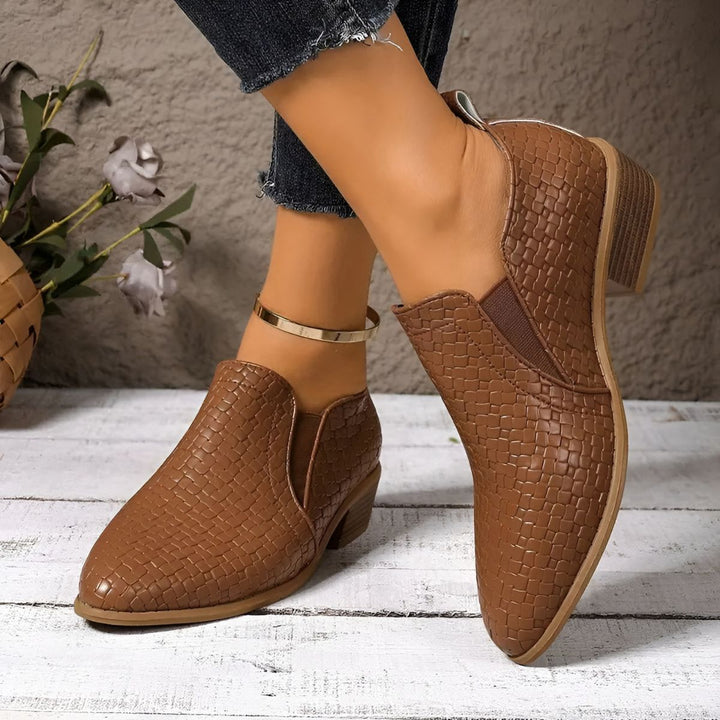 Ein Paar elegante Damen Slip-On Schuhe mit bequemen Komfort-Absätzen, vielseitig für jede Garderobe.