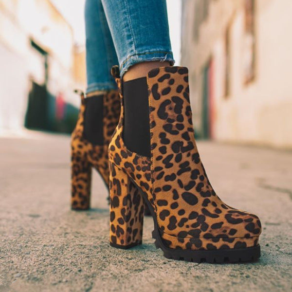 Schwarze Damen Stiefelette. Bequemer Alltagsschuh mit eleganter Silhouette für jede Gelegenheit.