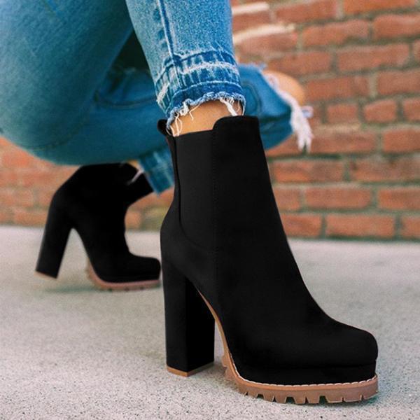Modische Damen Stiefelette im Leoparden-Muster. Trendiger Stiefel für feminine Eleganz und Komfort.