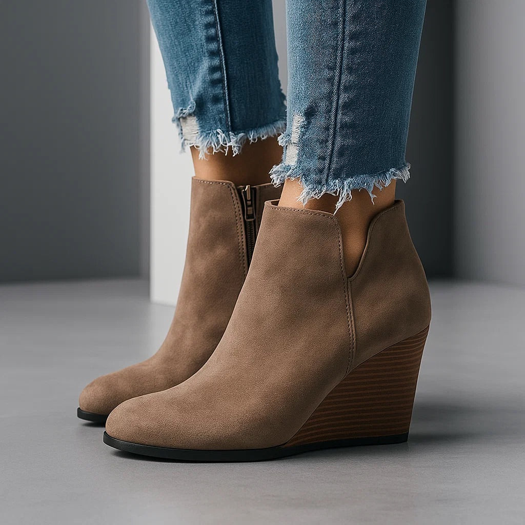 Komfortable knöchelhohe Damen Stiefeletten mit Keilabsatz, ideal für stilvolle Herbst- und Winter-Outfits.