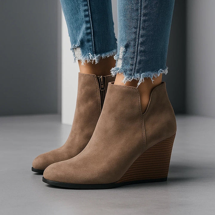Komfortable knöchelhohe Damen Stiefeletten mit Keilabsatz, ideal für stilvolle Herbst- und Winter-Outfits.