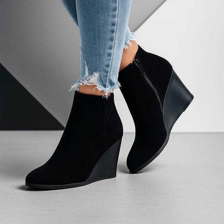 Modische Damen Keilabsatz-Stiefeletten, seitliche Ansicht mit elegantem Reißverschluss und komfortablem Absatz.