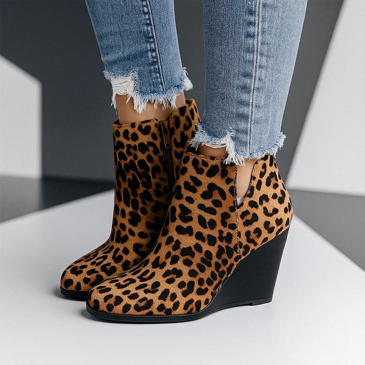 Elegante Damen Stiefeletten mit bequemem Keilabsatz und Seitenreißverschluss, perfekt für kühle Tage.