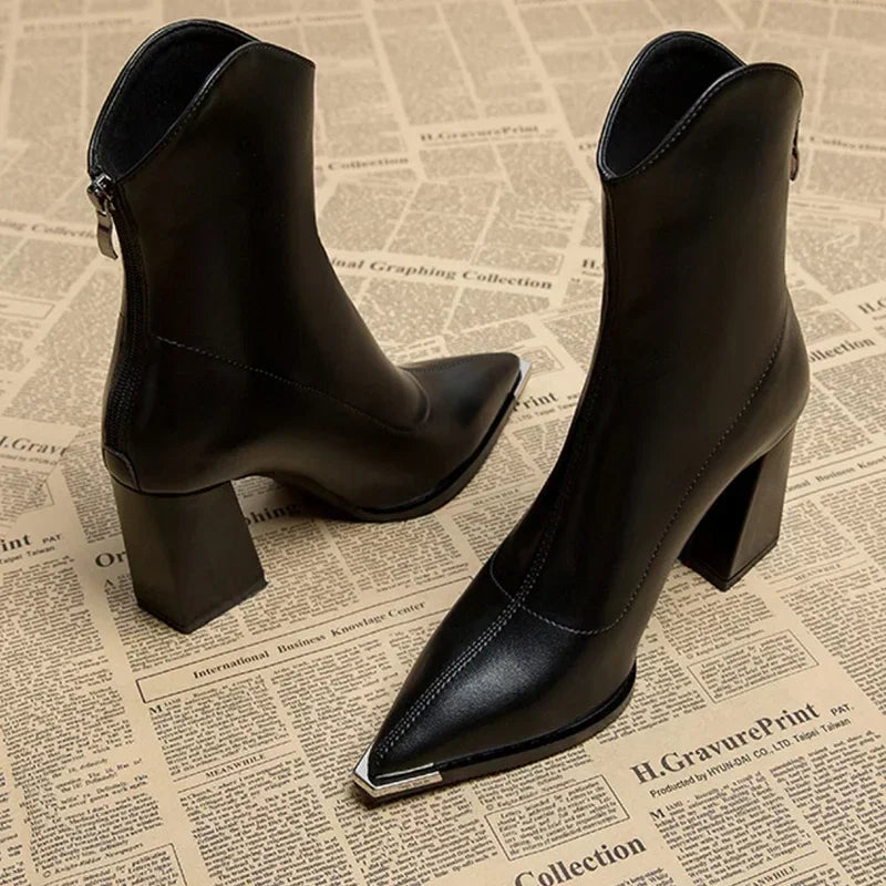 Schicke Damenschuhe: Stiefeletten mit spitzer Kappe, Absatz und modernem Design für Damen.