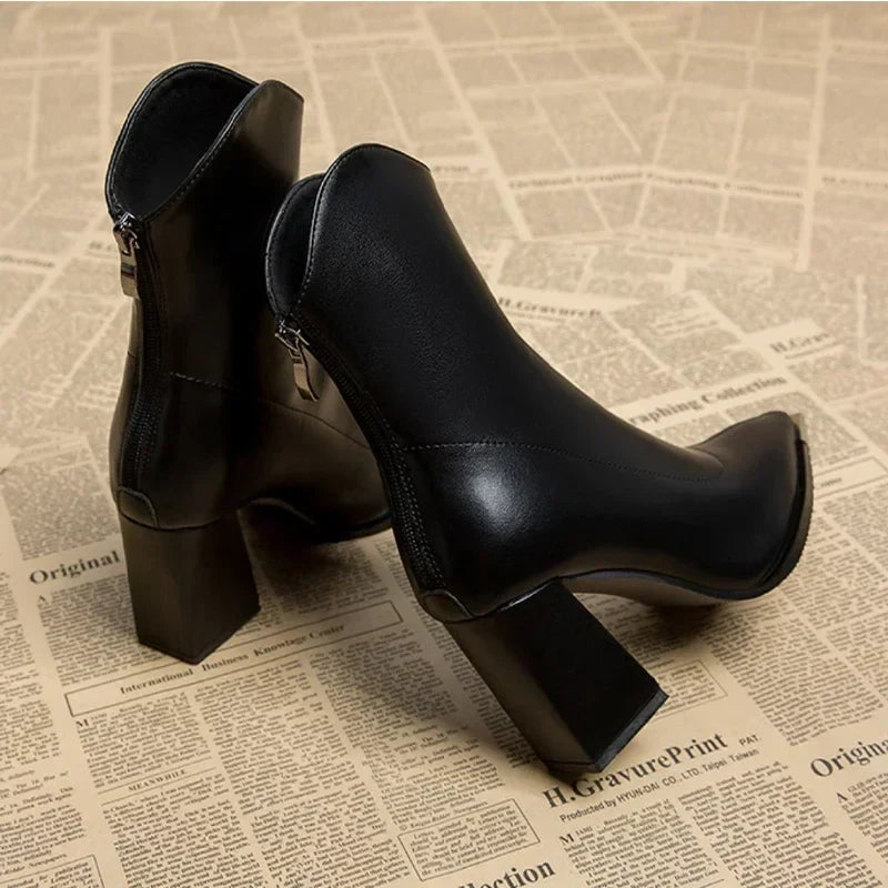 Komfortable Damen-Stiefeletten mit spitzer Kappe und Absatz, ideal für täglichen Frühlingsstil.