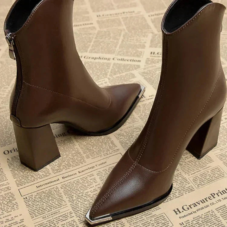 Trendige Ankle Boots mit spitzer Kappe und elegantem Absatz, ein Highlight der Frühlings-Mode.