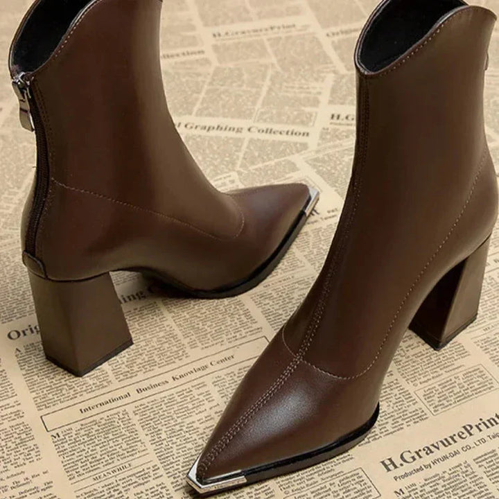Trendige Ankle Boots mit spitzer Kappe und elegantem Absatz, ein Highlight der Frühlings-Mode.