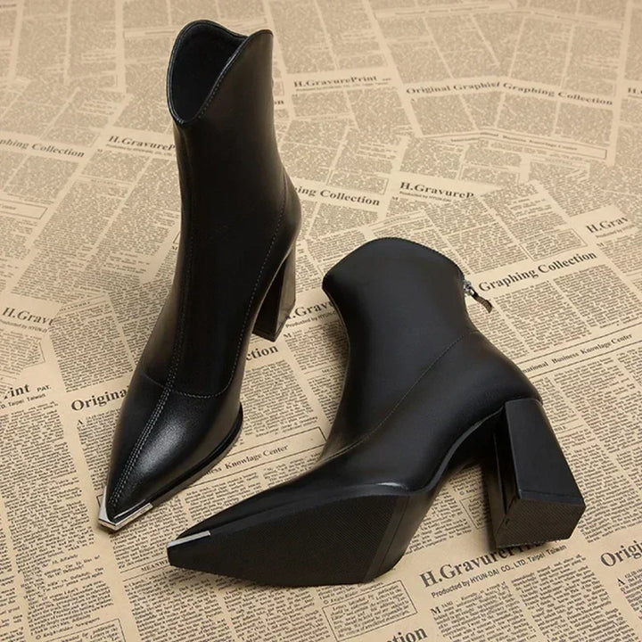 Damenschuh-Trend: Elegante Stiefeletten mit spitzer Kappe und Absatz für einen schicken Stil.