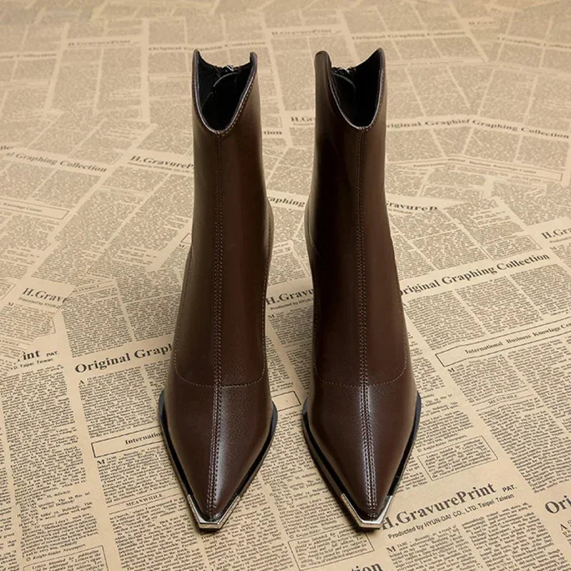 Hochwertige Damen-Stiefeletten mit spitzer Kappe, vielseitig kombinierbar für den Frühling.