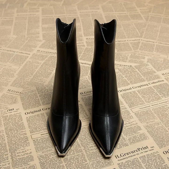 Absatzschuhe: Elegante Ankle Boots für Damen mit spitzer Kappe, ideal für stilvolle Auftritte.