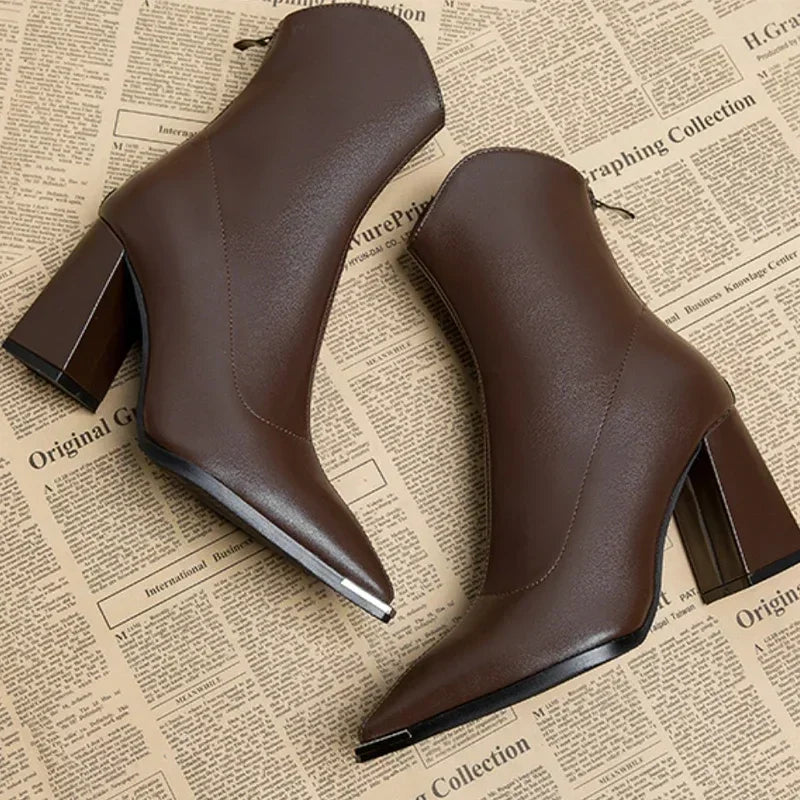 Frühlingsmode: Moderne Damen-Stiefeletten mit spitzer Kappe und bequemem Blockabsatz.